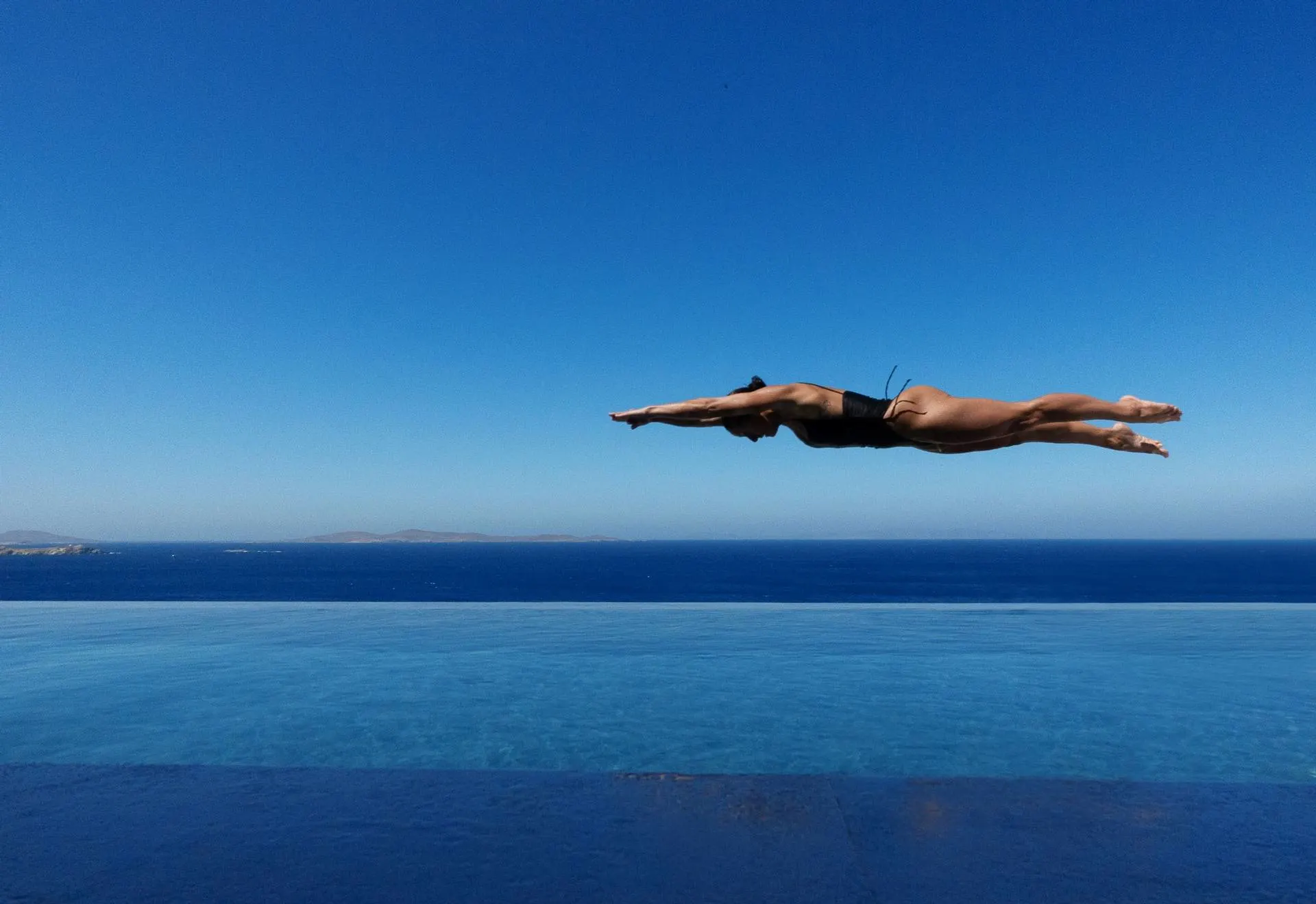 mykonos-riviera-hotel-pool-diver